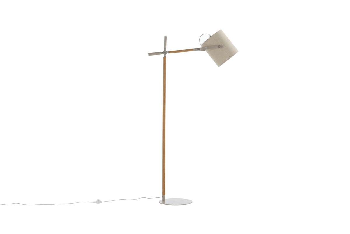 Dennis Beige/madera lámpara de pie De Venture Design - Dennis es una moderna l&aacute;mpara de pie con tubo ajustable y pantalla de lino beige que proporciona una luz suave y agradable.