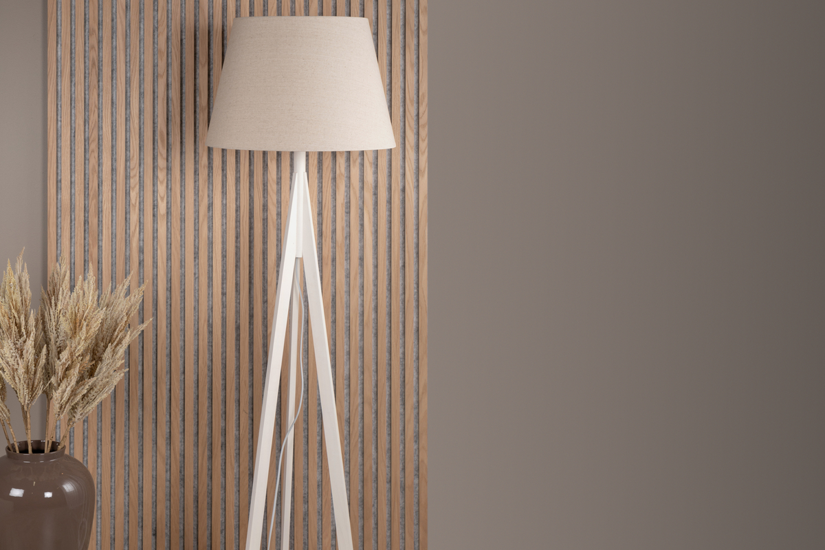Kona Blanco lámpara de pie De Venture Design - Kona es una elegante l&aacute;mpara de pie de madera con patas blancas y pantalla de lino beige.