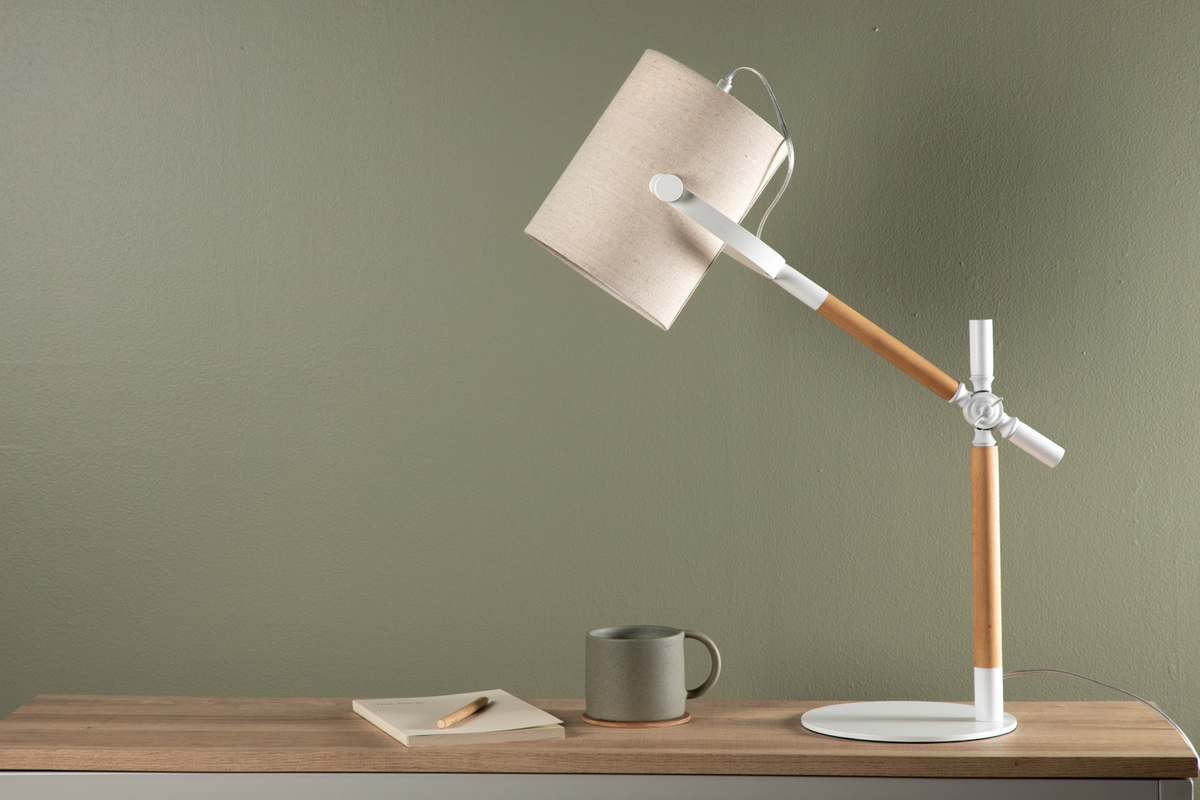 Dennis 66cm Blanco/madera lámpara de escritorio De Venture Design - La pantalla de lino beige proporciona una luz agradable, y la combinaci&oacute;n de metal blanco y detalles de madera la hace elegante y atemporal.