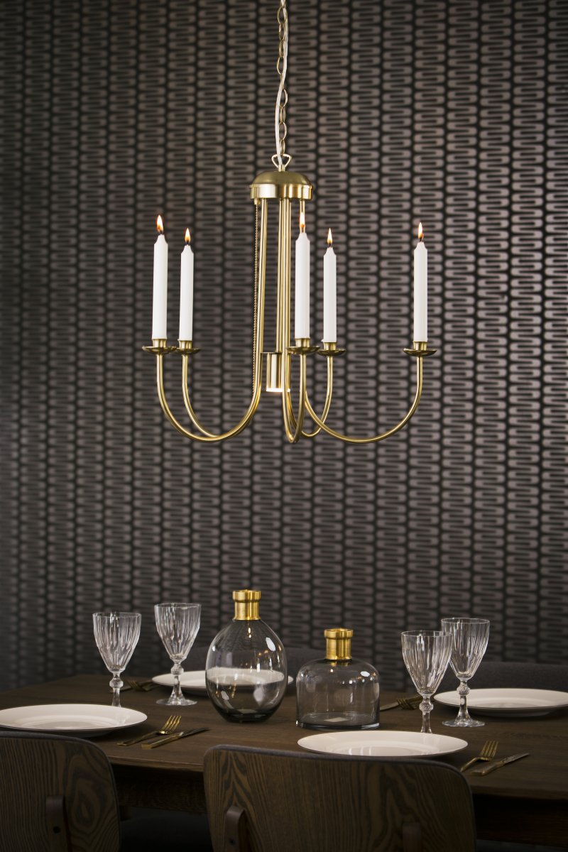 Jubilee Ø55 Latón mate Lámpas de techo De Aneta Lighting - El elegante diseño con espacio para velas difunde una luz cálida y acogedora y también se convierte en un hermoso elemento decorativo en el interior.