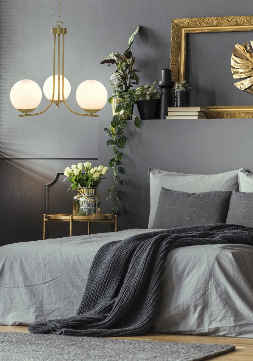 Orfeus Ø44 Latón mate Lámpas de techo De Aneta Lighting - ORFEUS es una lámpara de techo de latón mate con tres pantallas de cristal en color blanco opal.