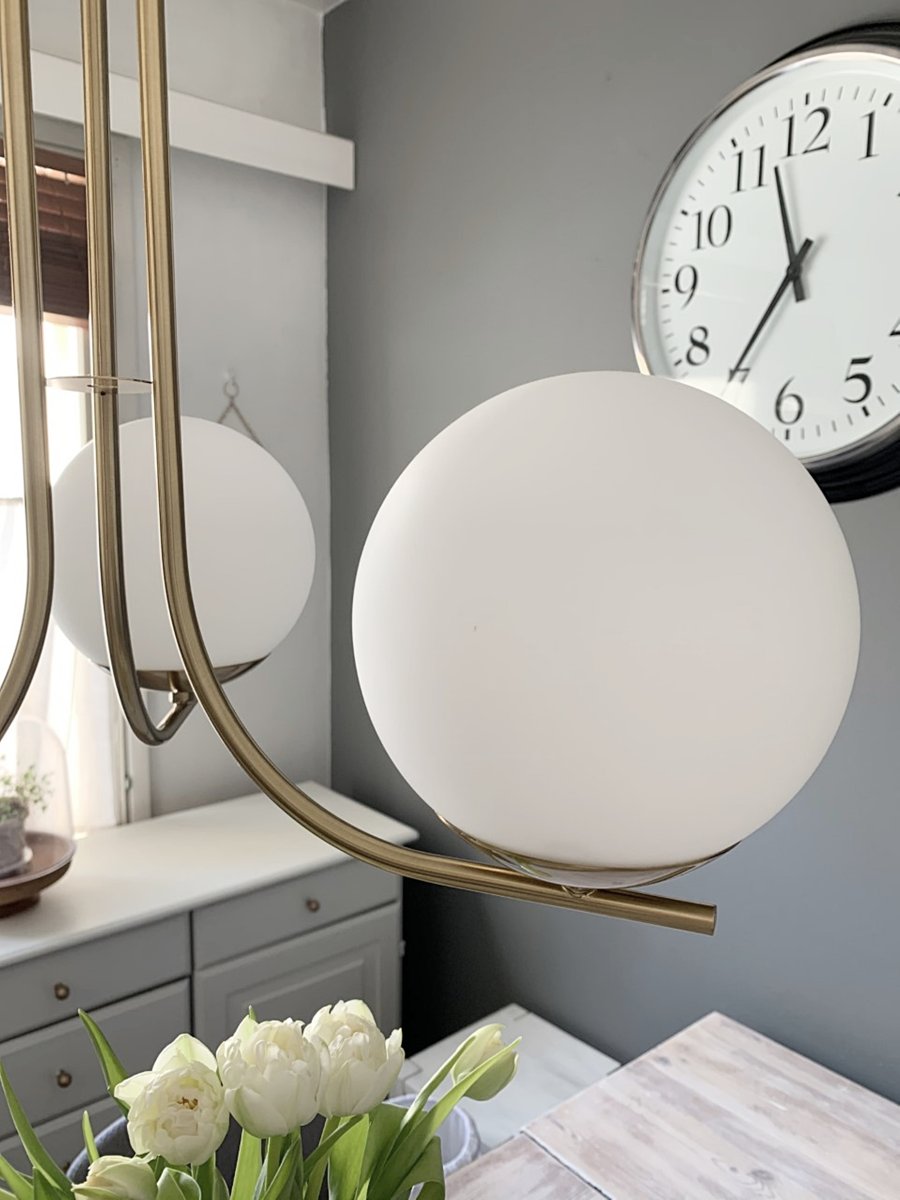 Orfeus Ø44 Latón mate Lámpas de techo De Aneta Lighting - ORFEUS es una lámpara de techo de latón mate con tres pantallas de cristal en color blanco opal.