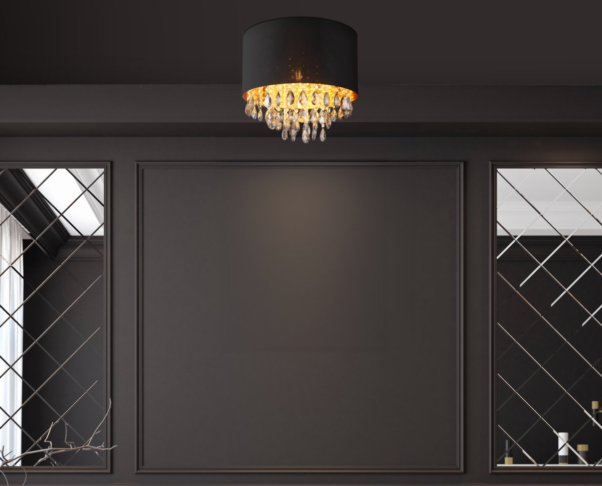 Coletta Ø40 Negro plafón De Globo Lighting - Textilsk&auml;rmen med en guldig insida ger ett behagligt sken och i kombination med prismorna som omfamnar ljusk&auml;llan skapas ett vackert ljusspel i rummet n&auml;r lampan &auml;r t&auml;nd.