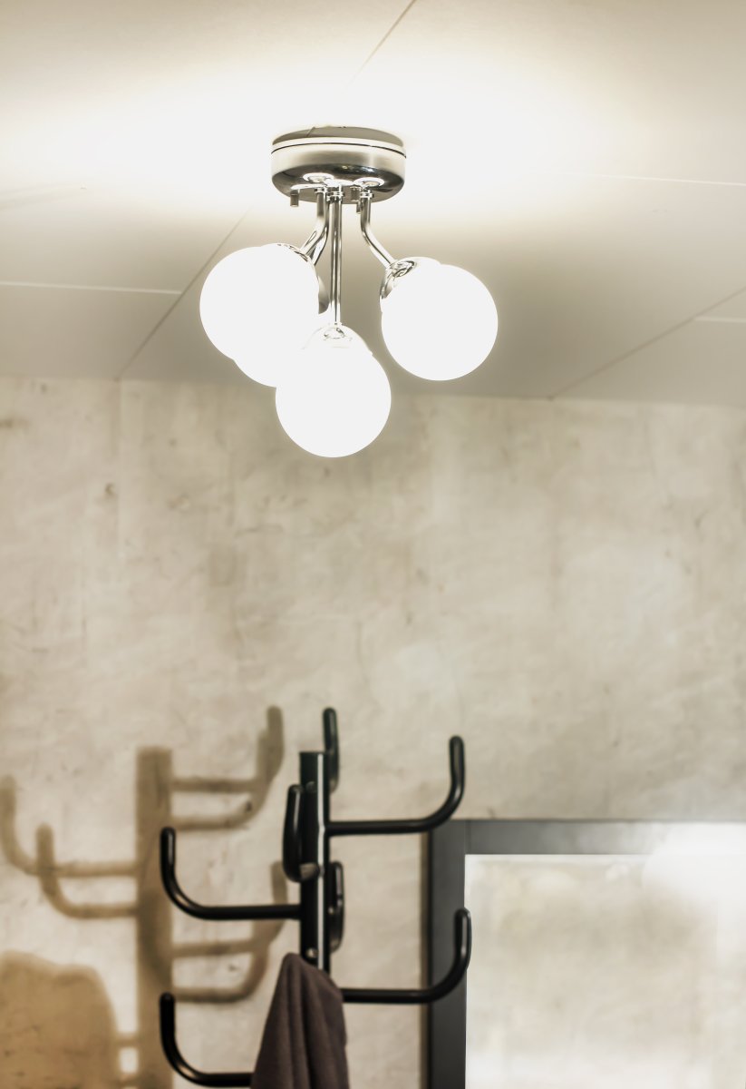 Nicosia Ø26 Cromo lámpara de baño De Aneta Lighting - Lámpara de techo Nicosia, cromo con esferas de color blanco opal.