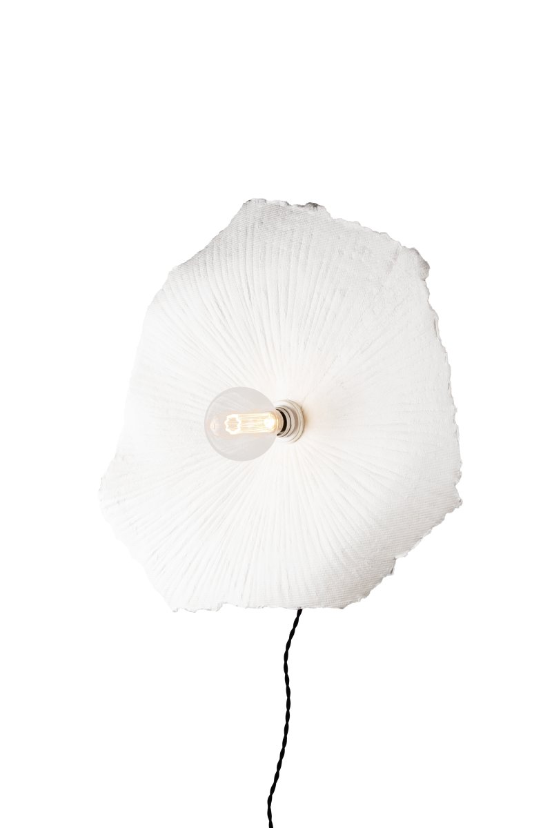 Tropez Ø60 Blanco lámpara de pared De Globen Lighting - Incluye un cable textil negro de 200 cm con interruptor para la conexión a la pared, mientras que el enchufe para el montaje en el techo se vende por separado.