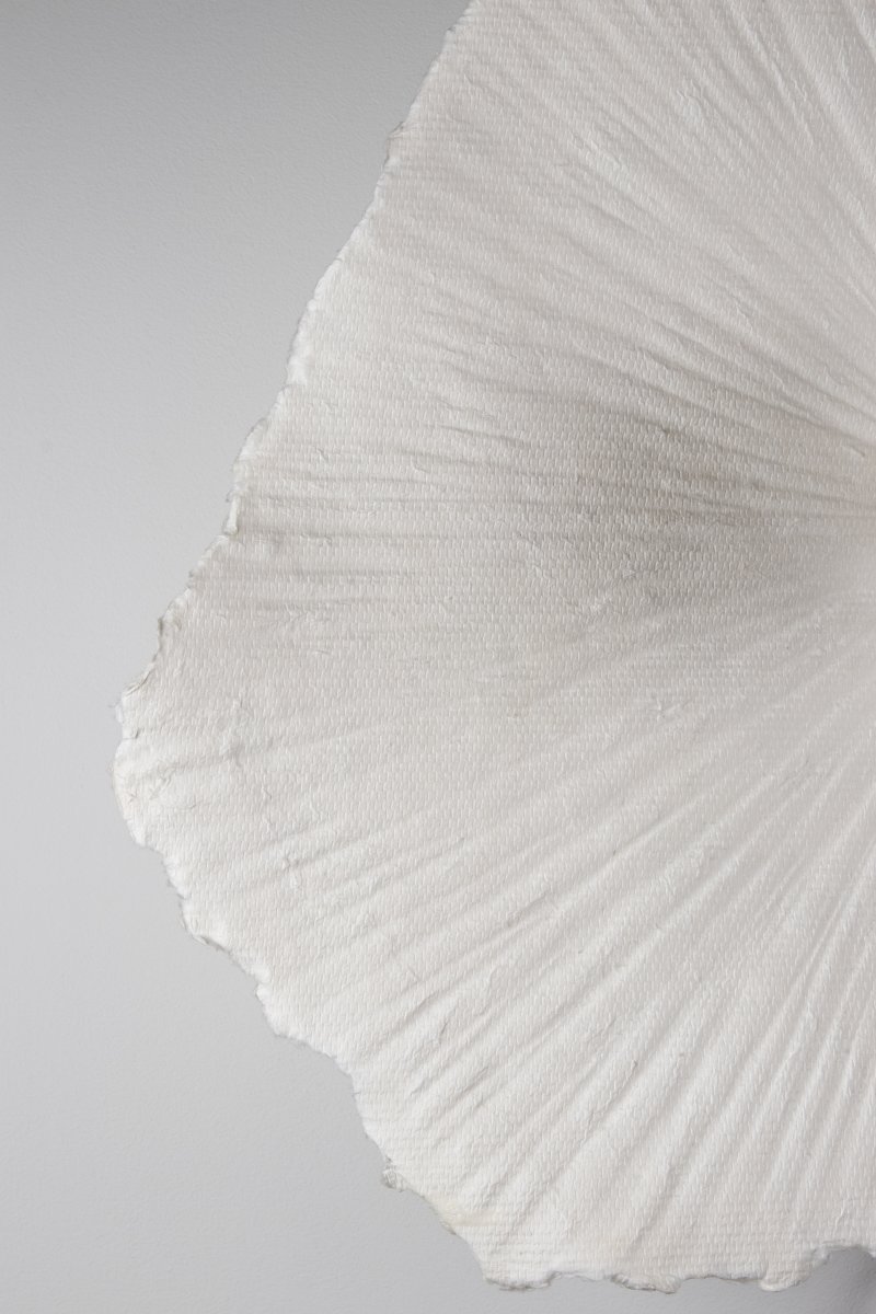 Tropez Ø60 Blanco lámpara de pared De Globen Lighting - Incluye un cable textil negro de 200 cm con interruptor para la conexión a la pared, mientras que el enchufe para el montaje en el techo se vende por separado.