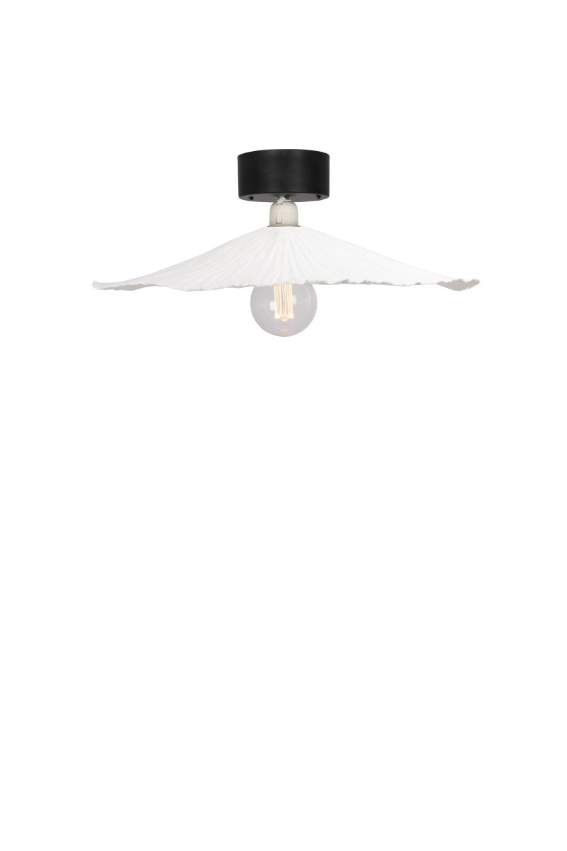 Tropez Ø60 Blanco lámpara de pared De Globen Lighting - Incluye un cable textil negro de 200 cm con interruptor para la conexión a la pared, mientras que el enchufe para el montaje en el techo se vende por separado.