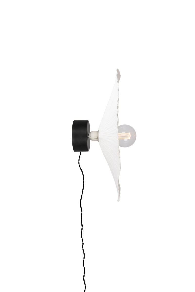 Tropez Ø60 Blanco lámpara de pared De Globen Lighting - Incluye un cable textil negro de 200 cm con interruptor para la conexión a la pared, mientras que el enchufe para el montaje en el techo se vende por separado.
