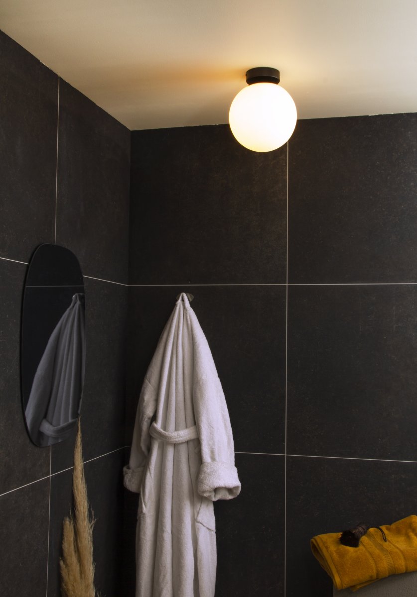 Lido Ø20 Negro lámpara de baño De Aneta Lighting - Su estructura de metal negro mate se combina con una pantalla redonda de cristal opalino que difunde una luz suave y agradable.
