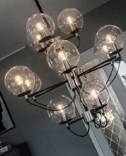 Perla 12 Ø78 Negro/acero Lámpas de techo De Hallbergs - Combinada con los detalles de acero, &iexcl;esta l&aacute;mpara se convertir&aacute; en el centro de atenci&oacute;n de tu hogar!