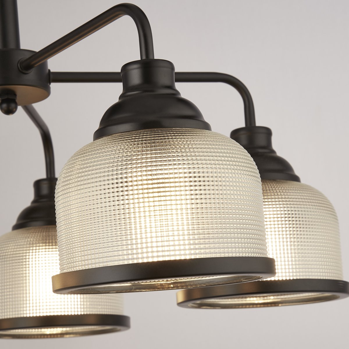 Highworth Ø58 Negro Lámpas de techo De Searchlight - Su acabado negro y su diseño robusto le confieren un encanto atemporal, convirtiéndola en un complemento armonioso para cualquier espacio, ya sea sobre la mesa del comedor, en la cocina o en el salón.