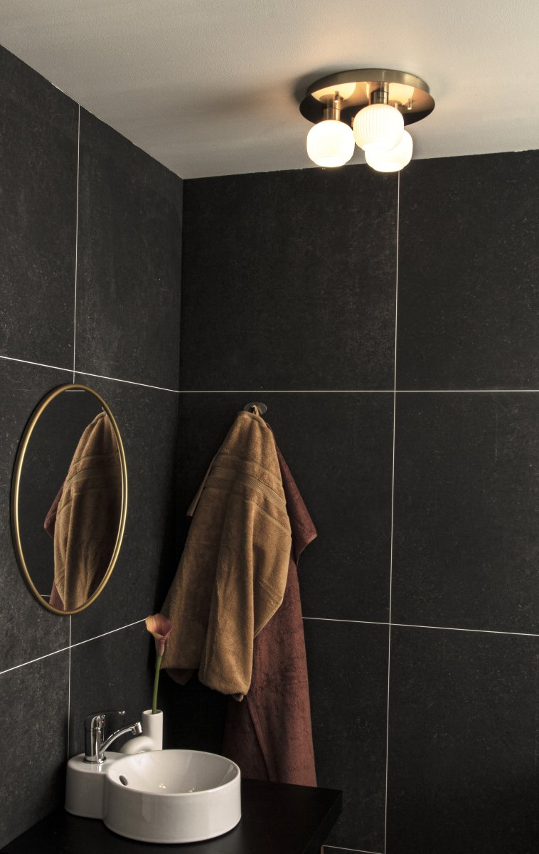 Messina Ø28 Latón mate lámpara de baño De Aneta Lighting - Lámpara de techo Messina realizada en latón mate con 3 cúpulas de cristal estriado blanco opal.