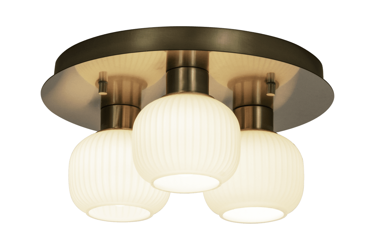 Messina Ø28 Latón mate lámpara de baño De Aneta Lighting - Lámpara de techo Messina realizada en latón mate con 3 cúpulas de cristal estriado blanco opal.