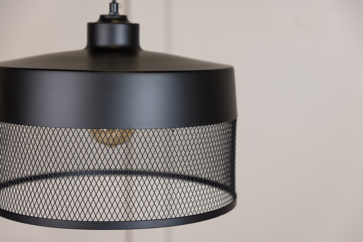 Toulon Ø33 Negro Lámpas de techo De Venture Design - Su base de hierro negro mate le da un toque elegante, y la parte inferior de la pantalla presenta un delicado patr&oacute;n de malla que la hace &uacute;nica y crea una luz agradable en toda la habitaci&oacute;n.