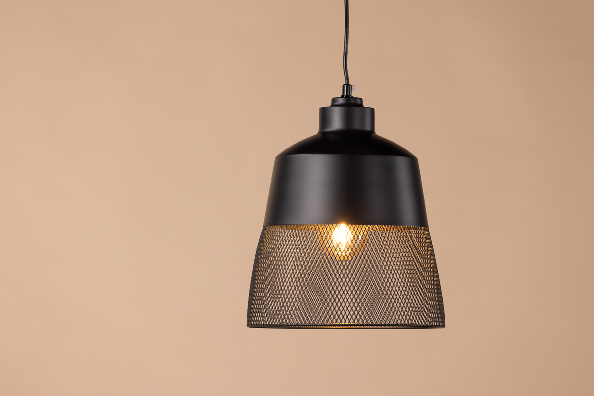 Toulon Ø24 Negro Lámpas de techo De Venture Design - Su base de hierro negro mate le da un toque elegante, y la parte inferior de la pantalla presenta un fino patr&oacute;n de malla que la hace &uacute;nica y difunde una luz agradable por toda la habitaci&oacute;n.