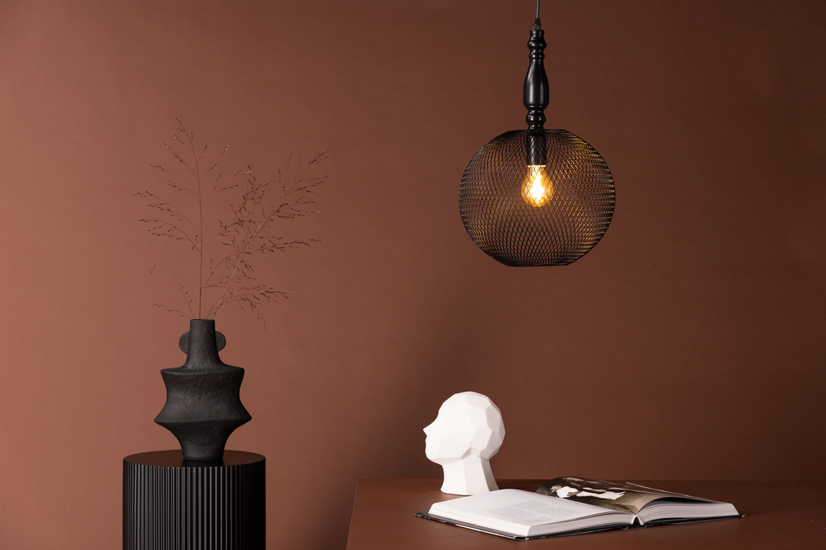 Valence Ø30 Negro Lámpas de techo De Venture Design - Cuenta con una estructura decorativa de acero y una pantalla redonda con un patr&oacute;n de malla que suaviza la luz.