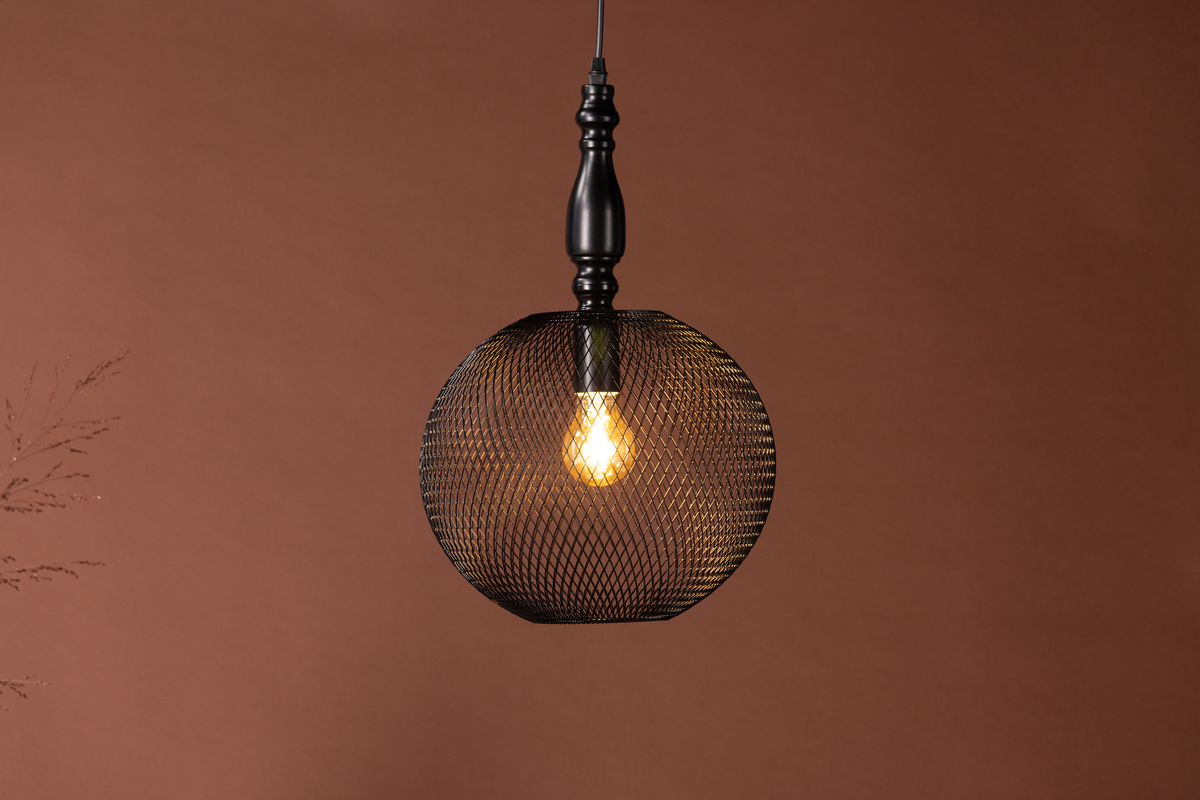 Valence Ø30 Negro Lámpas de techo De Venture Design - Cuenta con una estructura decorativa de acero y una pantalla redonda con un patr&oacute;n de malla que suaviza la luz.