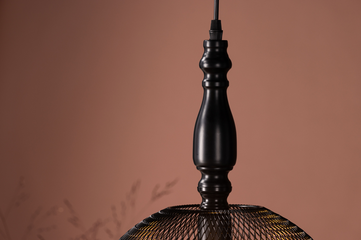 Valence Ø30 Negro Lámpas de techo De Venture Design - Cuenta con una estructura decorativa de acero y una pantalla redonda con un patr&oacute;n de malla que suaviza la luz.