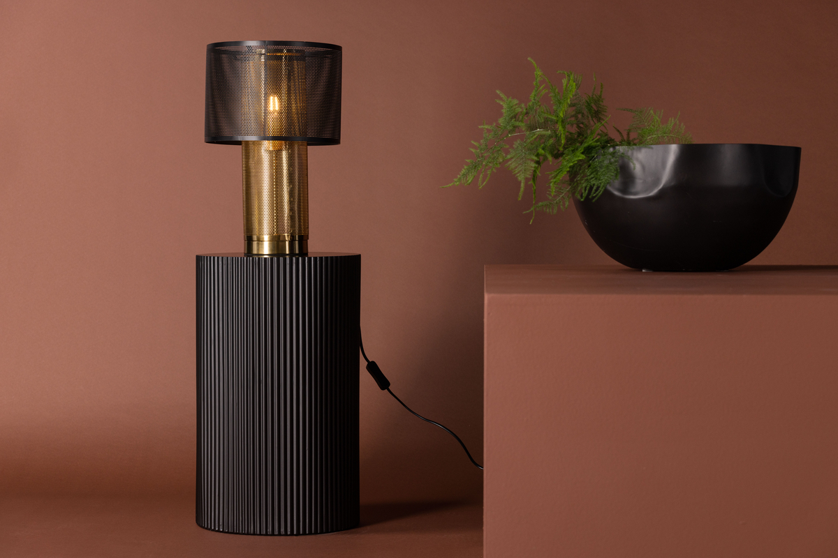 Gap 40cm Oro lámpara de mesa De Venture Design - Esta l&aacute;mpara es pr&aacute;ctica y de agradable luz, adem&aacute;s de un elemento esencial en el dise&ntilde;o de interiores.