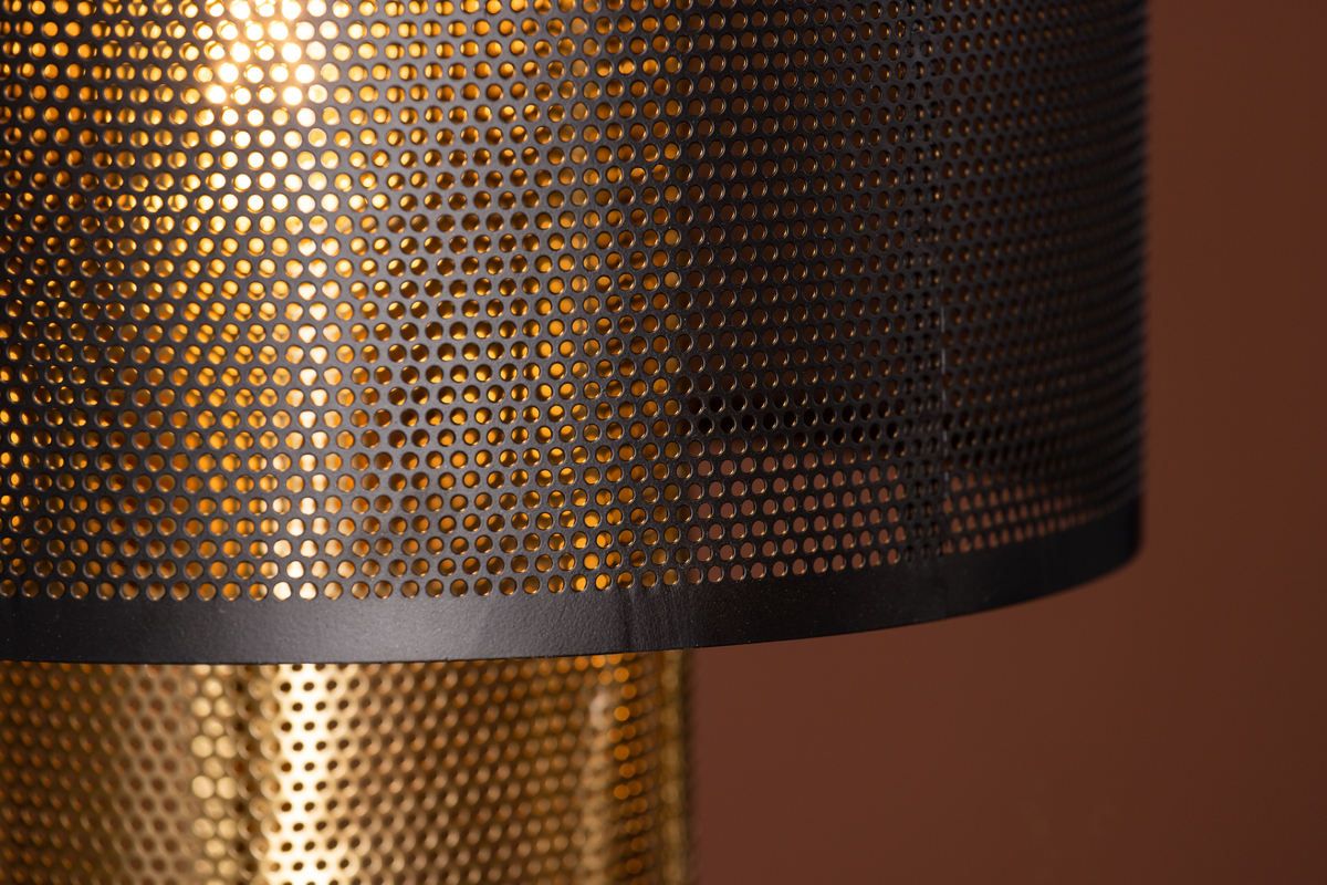Gap 40cm Oro lámpara de mesa De Venture Design - Esta l&aacute;mpara es pr&aacute;ctica y de agradable luz, adem&aacute;s de un elemento esencial en el dise&ntilde;o de interiores.