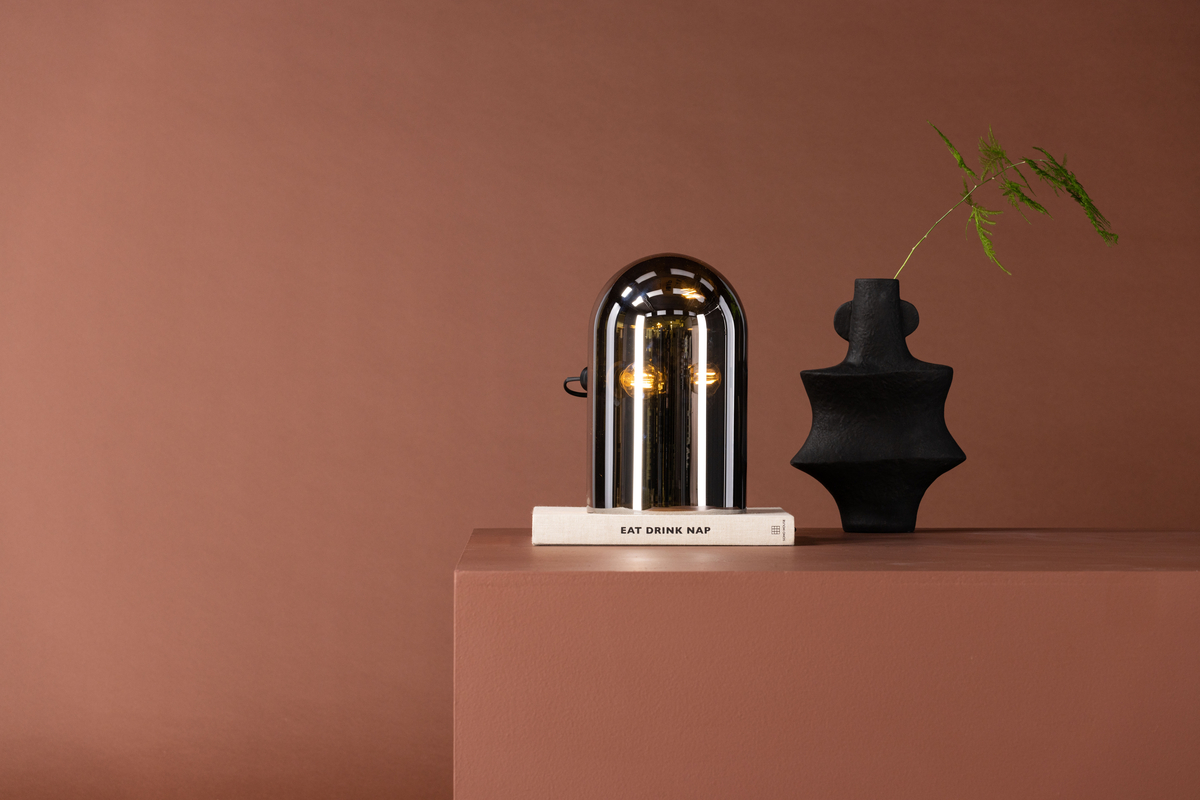 Quentin 32cm Color humo lámpara de mesa De Venture Design - Esta moderna l&aacute;mpara combina f&aacute;cilmente con otros muebles y su tama&ntilde;o compacto permite colocarla incluso en espacios reducidos, como una estanter&iacute;a.