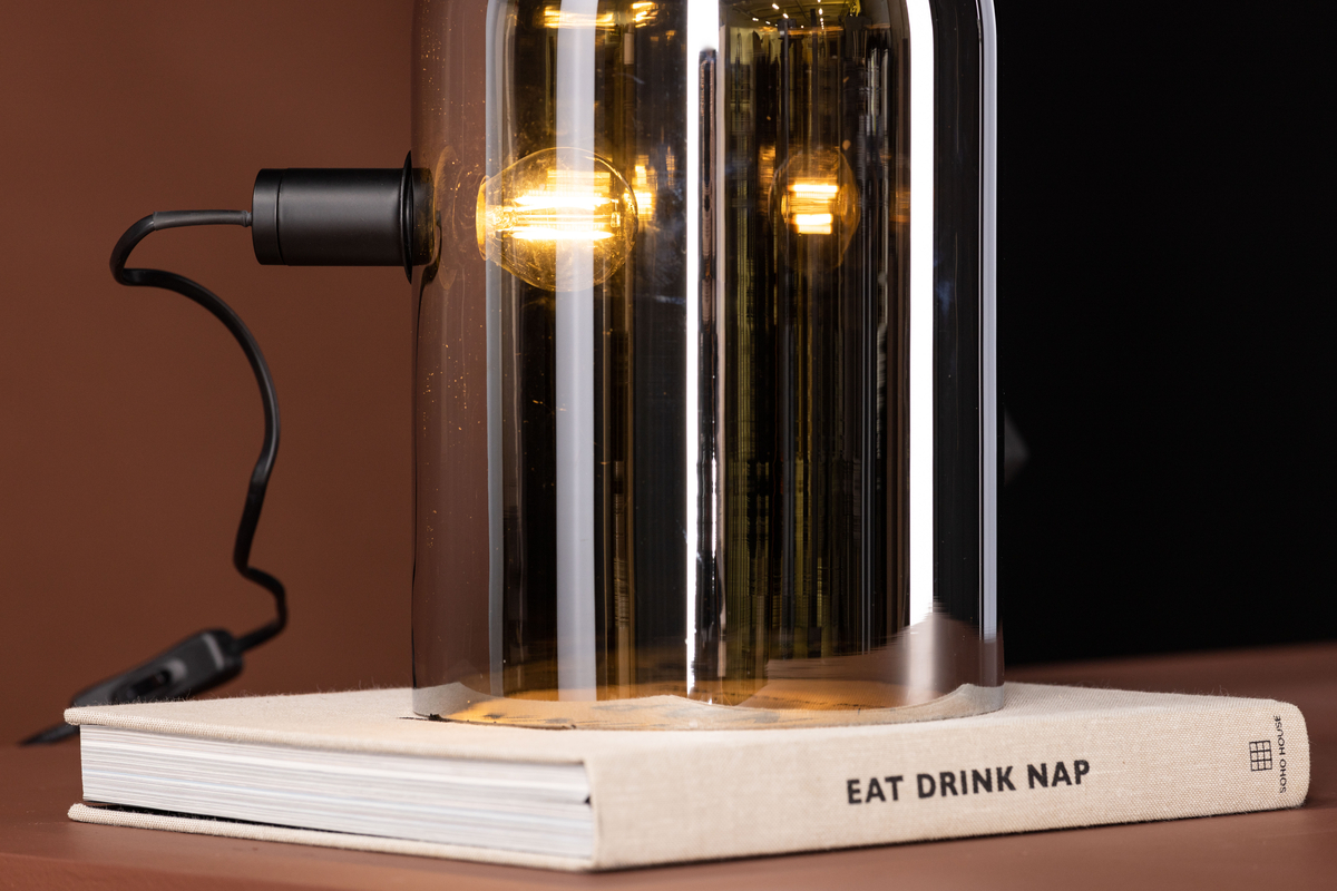 Quentin 32cm Color humo lámpara de mesa De Venture Design - Esta moderna l&aacute;mpara combina f&aacute;cilmente con otros muebles y su tama&ntilde;o compacto permite colocarla incluso en espacios reducidos, como una estanter&iacute;a.