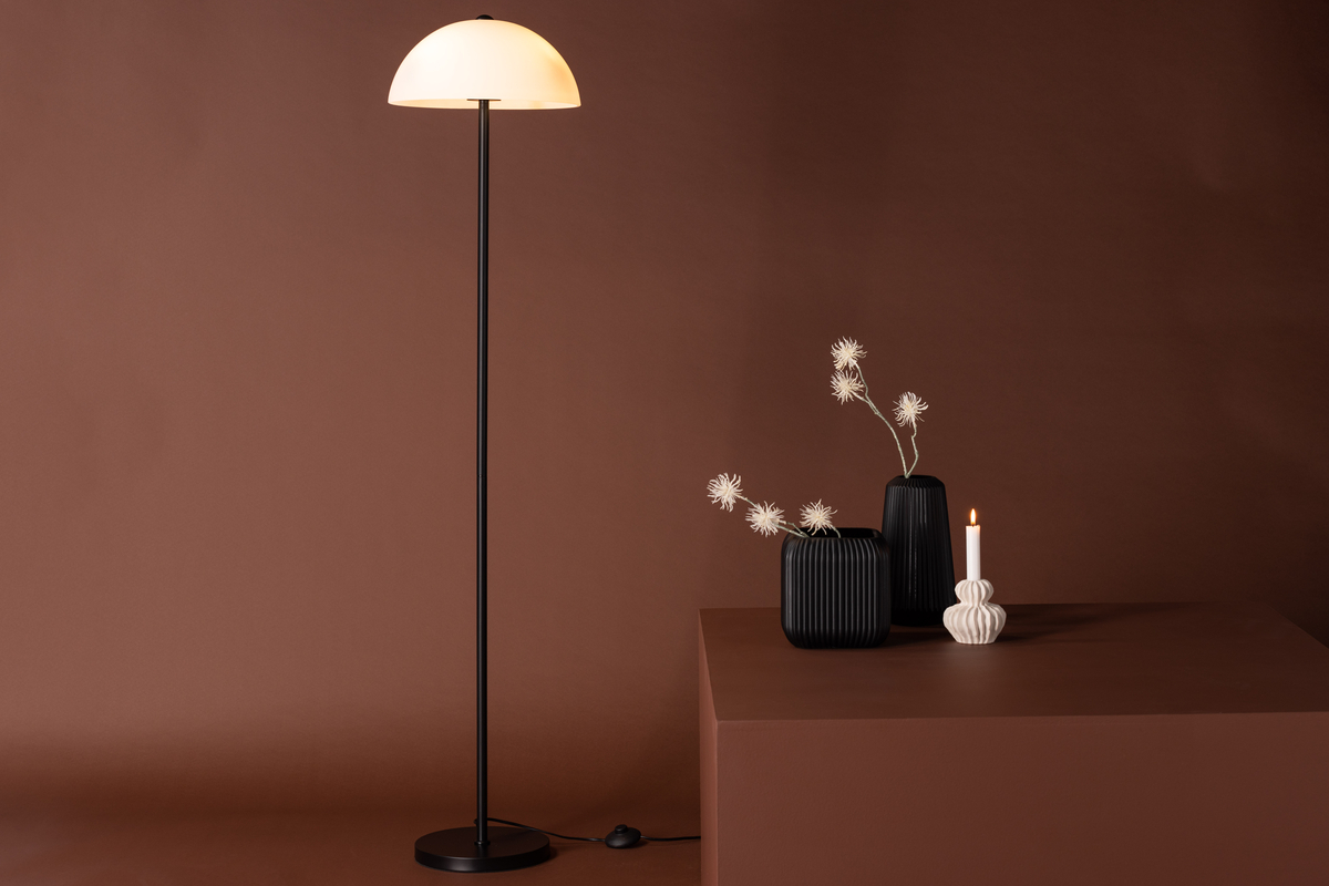 Ferrand Negro lámpara de pie De Venture Design - Impresiona con su dise&ntilde;o n&oacute;rdico, con una elegante base de hierro negro y una pantalla de cristal blanco.