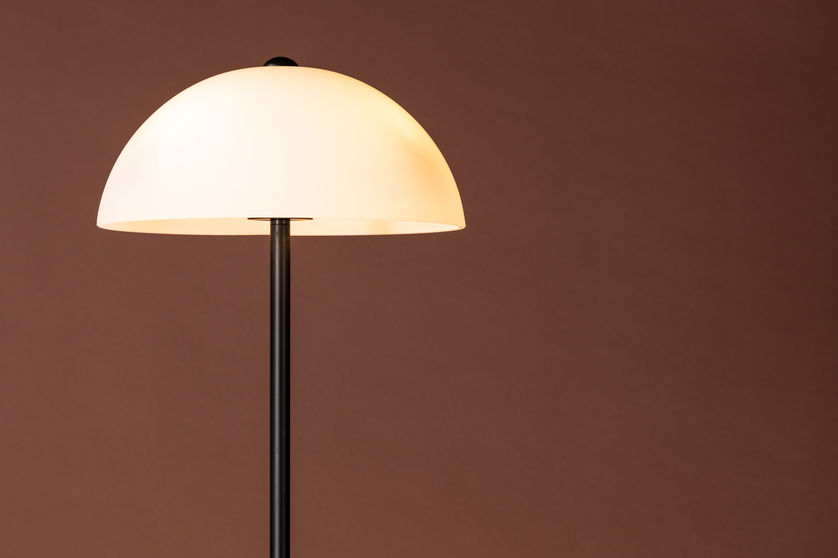 Ferrand Negro lámpara de pie De Venture Design - Impresiona con su dise&ntilde;o n&oacute;rdico, con una elegante base de hierro negro y una pantalla de cristal blanco.