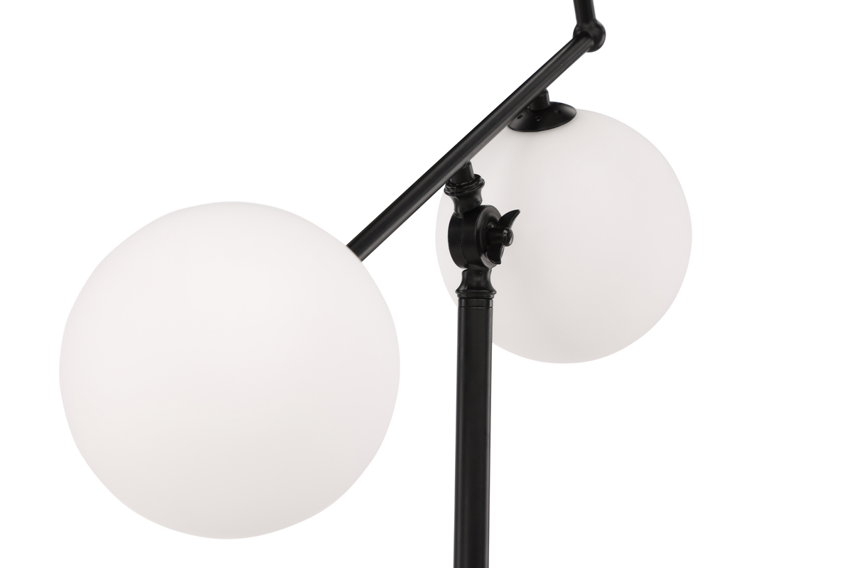 Marsan Negro lámpara de pie De Venture Design - Las tres pantallas de vidrio blanco en el brazo angular garantizan una agradable distribuci&oacute;n de la luz por toda la estancia.