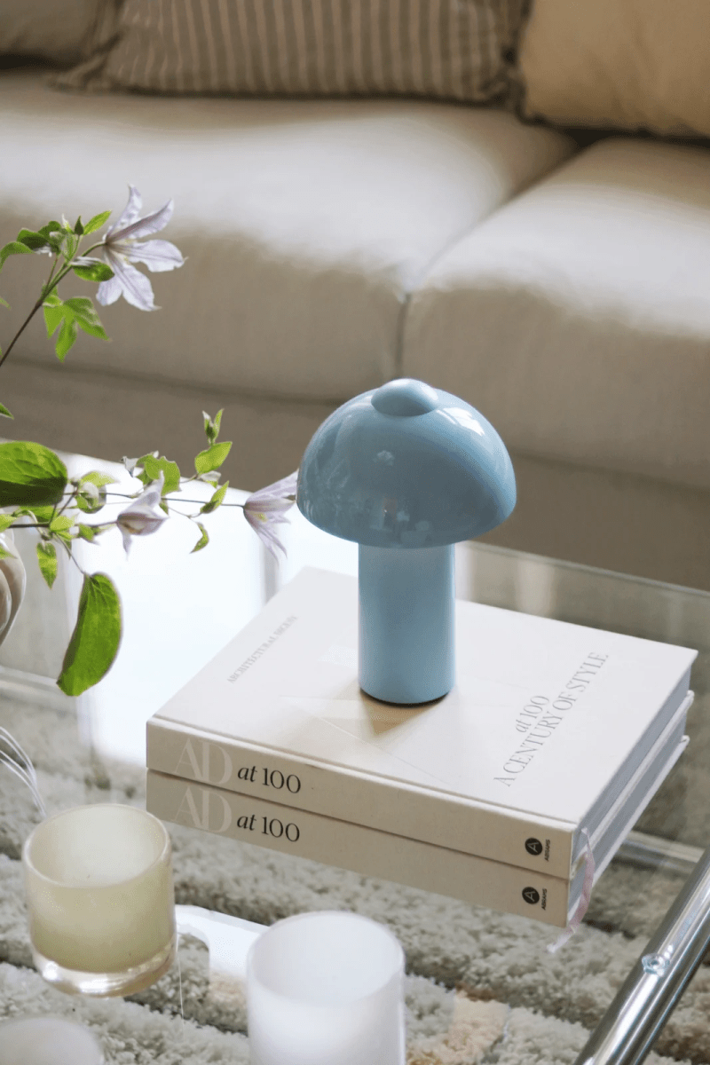 Buddy 25cm azul claro portátil De Globen Lighting - El bot&oacute;n t&aacute;ctil en la parte superior permite encenderla y apagarla f&aacute;cilmente, adem&aacute;s de ajustar el brillo de forma continua.