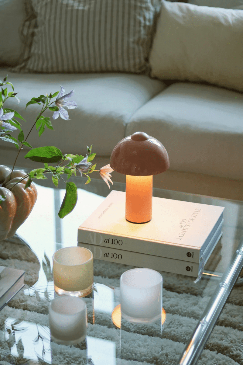 Buddy 25cm Rosa portátil De Globen Lighting - Una carga completa tarda aproximadamente de 4 a 5 horas y proporciona hasta 8 horas de luz con brillo m&aacute;ximo, e incluso m&aacute;s tiempo con brillo reducido.