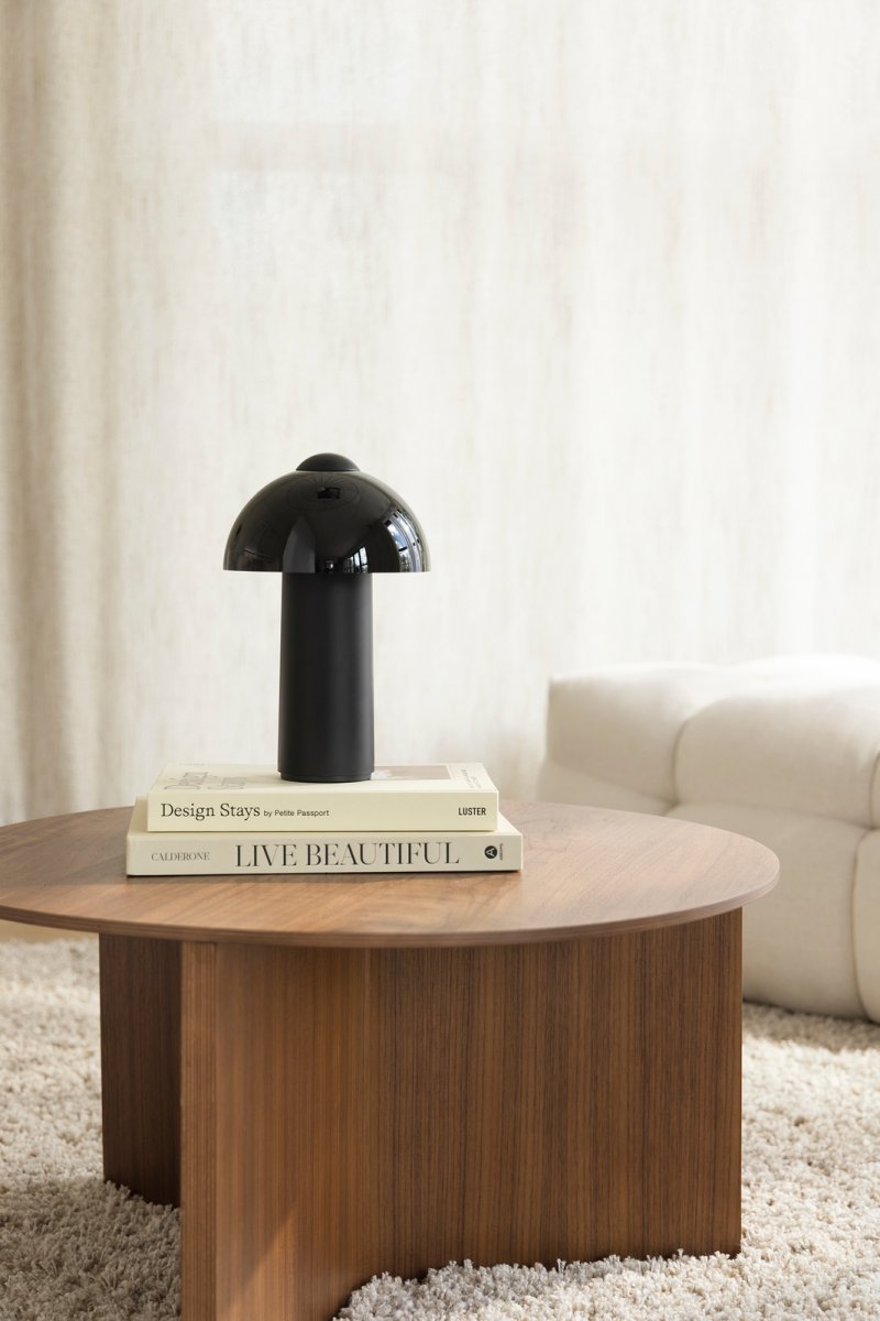 Buddy 25cm Negro portátil De Globen Lighting - El bot&oacute;n t&aacute;ctil en la parte superior permite encenderla y apagarla f&aacute;cilmente, adem&aacute;s de ajustar el brillo de forma continua.