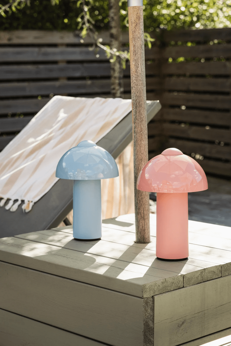 Buddy 25cm Rosa portátil De Globen Lighting - Una carga completa tarda aproximadamente de 4 a 5 horas y proporciona hasta 8 horas de luz con brillo m&aacute;ximo, e incluso m&aacute;s tiempo con brillo reducido.