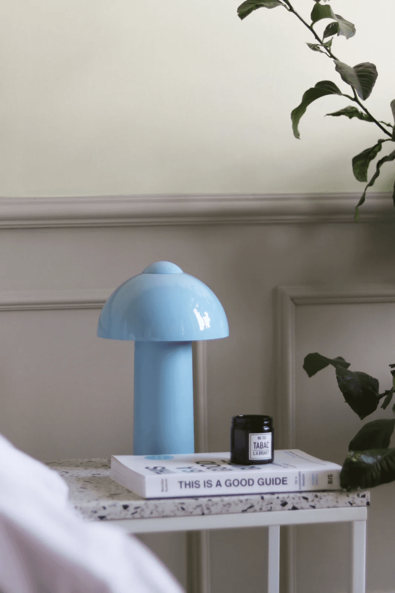 Buddy 25cm azul claro portátil De Globen Lighting - El bot&oacute;n t&aacute;ctil en la parte superior permite encenderla y apagarla f&aacute;cilmente, adem&aacute;s de ajustar el brillo de forma continua.