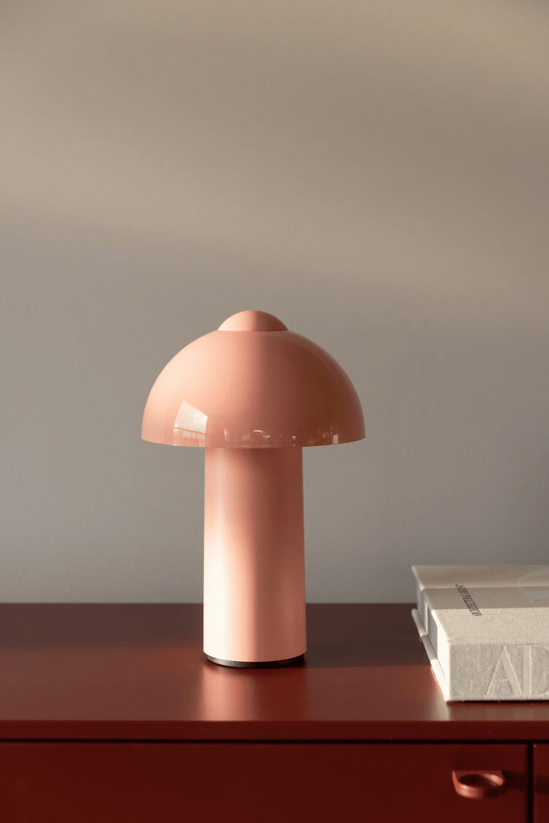 Buddy 25cm Rosa portátil De Globen Lighting - Una carga completa tarda aproximadamente de 4 a 5 horas y proporciona hasta 8 horas de luz con brillo m&aacute;ximo, e incluso m&aacute;s tiempo con brillo reducido.