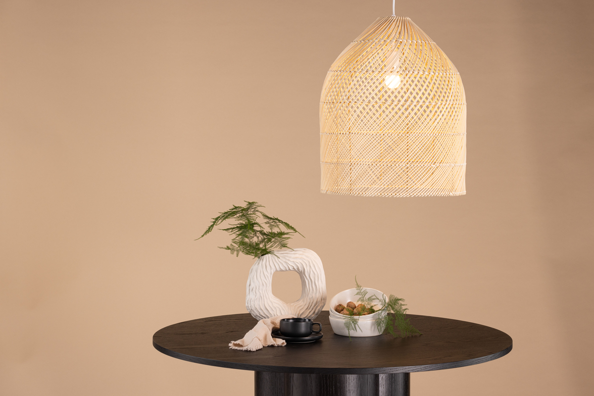 Brivela Ø45 Naturaleza Lámpas de techo De Venture Design - Col&oacute;cala sobre la mesa del comedor para largas cenas familiares o sobre la mesa de centro para disfrutar de una agradable noche de cine con una luz relajante.