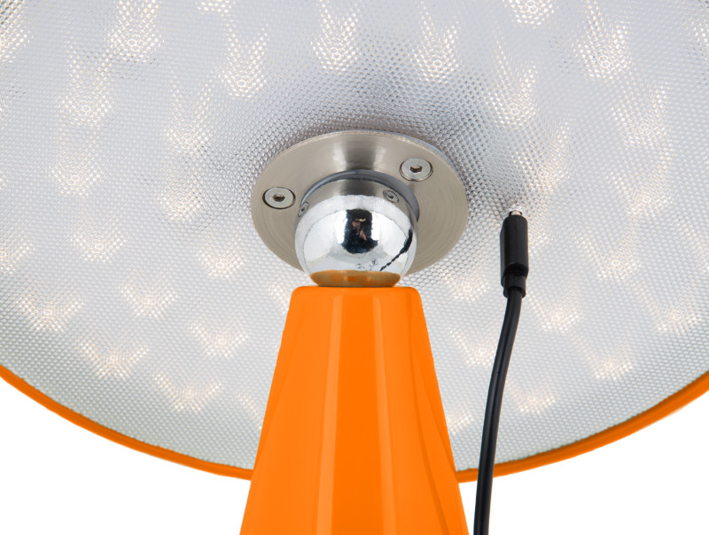 Phoebe LED 26cm Naranja portátil De Leitmotiv - La lámpara es regulable en tres niveles mediante el botón táctil en la pantalla y proporciona hasta 8 horas de luz con una carga completa.