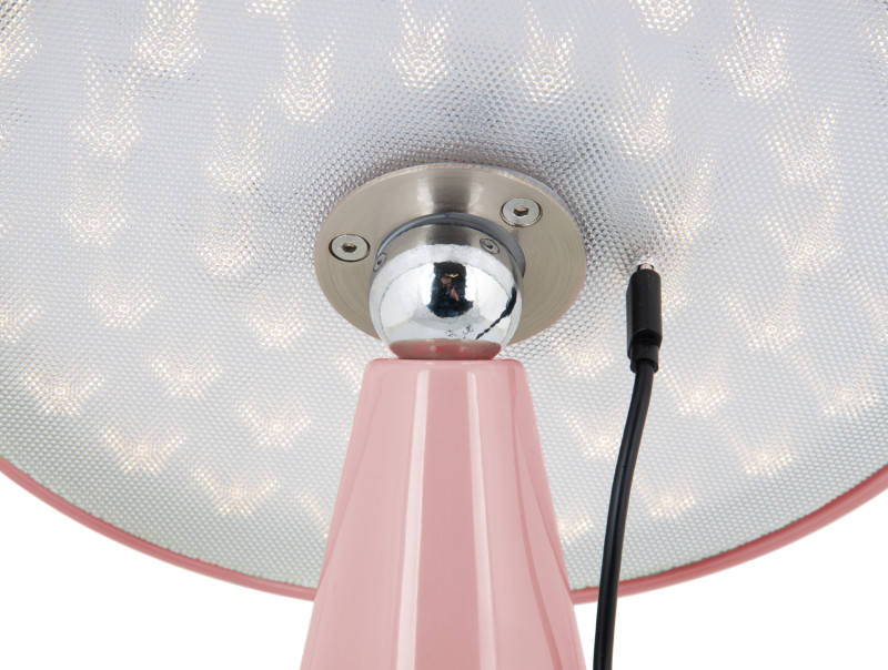 Phoebe LED 26cm Rosa portátil De Leitmotiv - La lámpara es regulable en tres niveles mediante el botón táctil en la pantalla y proporciona hasta 8 horas de luz con una carga completa.