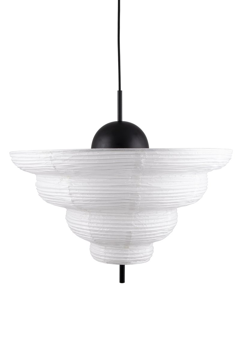 Kyoto Ø60 Blanco Lámpas de techo De Globen Lighting - El fino papel de arroz blanco crea una luz agradable, y una varilla decorativa de metal negro cuelga de la base.