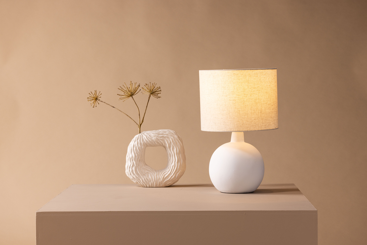 Torcello 50cm Blanco lámpara de mesa De Venture Design - La base de la l&aacute;mpara tiene forma redondeada y est&aacute; hecha de hormig&oacute;n blanco, que combina perfectamente con la pantalla de lino beige.