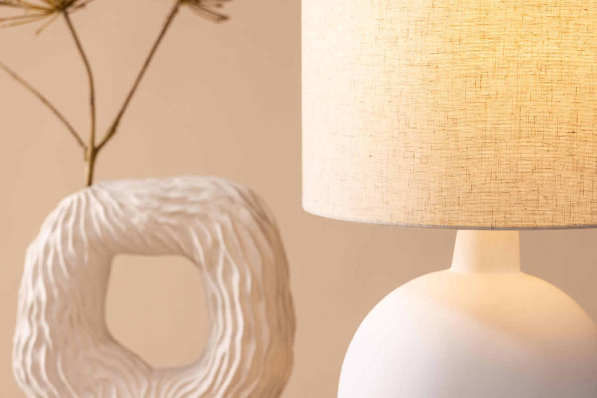 Torcello 50cm Blanco lámpara de mesa De Venture Design - La base de la l&aacute;mpara tiene forma redondeada y est&aacute; hecha de hormig&oacute;n blanco, que combina perfectamente con la pantalla de lino beige.