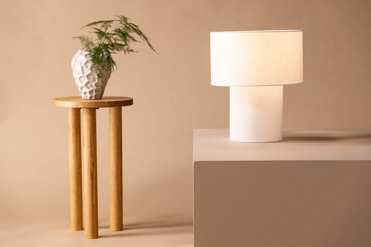 Globia 40cm Blanco lámpara de mesa De Venture Design - La base y la pantalla de la l&aacute;mpara est&aacute;n completamente cubiertas con una hermosa tela de lino blanco que agrega un ambiente suave al hogar.