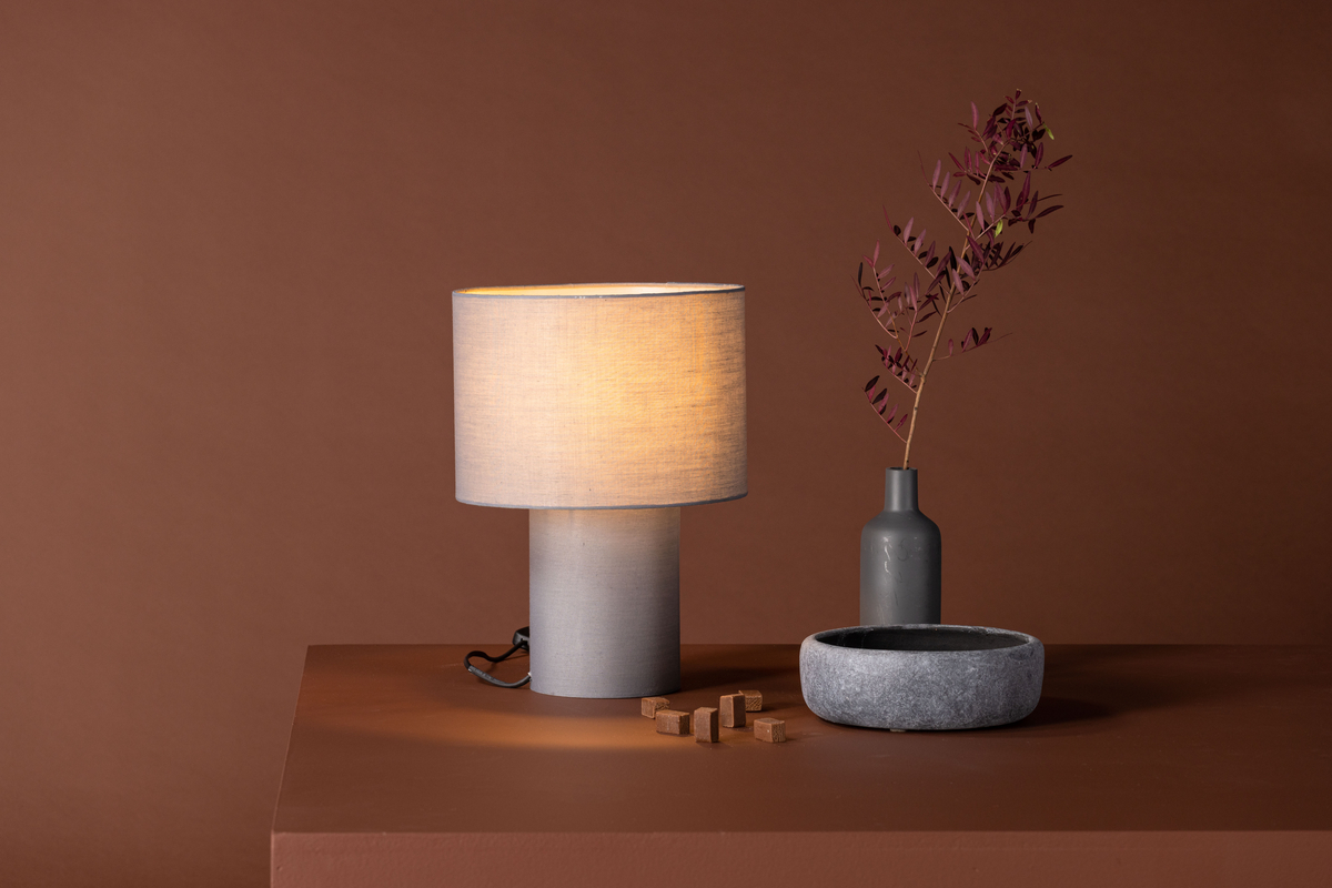 Etenio 33cm Gris lámpara de mesa De Venture Design - La base y la pantalla est&aacute;n completamente revestidas con una hermosa tela de lino gris, lo que le da a la habitaci&oacute;n un ambiente suave.