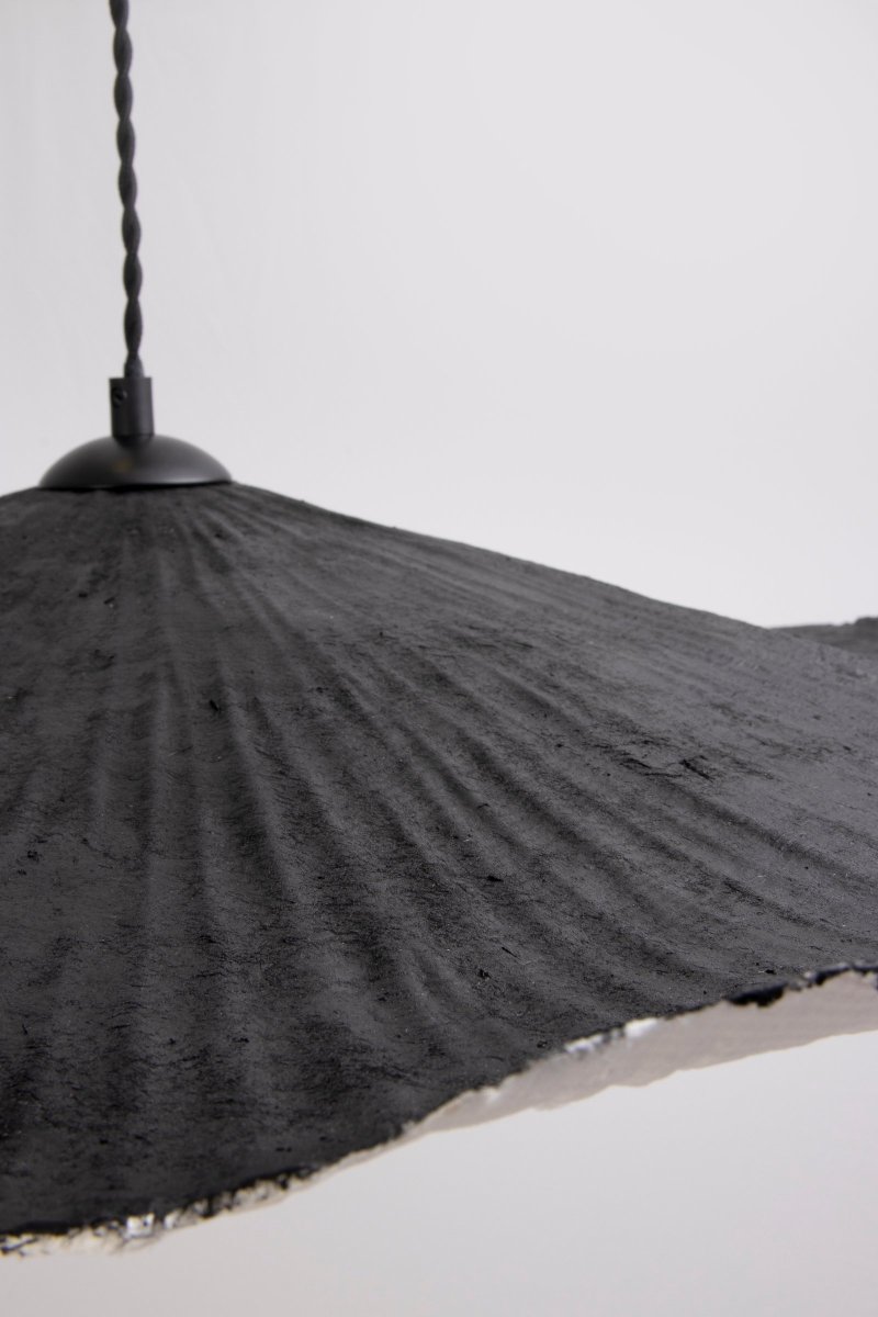 Tropez Ø82 Negro Lámpas de techo De Globen Lighting - Esta l&aacute;mpara est&aacute; hecha a mano con papel, lo que significa que su forma puede variar respecto a las im&aacute;genes de nuestro producto; Cada l&aacute;mpara es &uacute;nica.