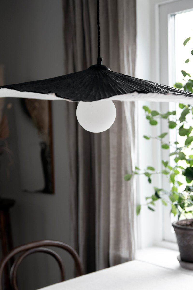 Tropez Ø82 Negro Lámpas de techo De Globen Lighting - Esta l&aacute;mpara est&aacute; hecha a mano con papel, lo que significa que su forma puede variar respecto a las im&aacute;genes de nuestro producto; Cada l&aacute;mpara es &uacute;nica.