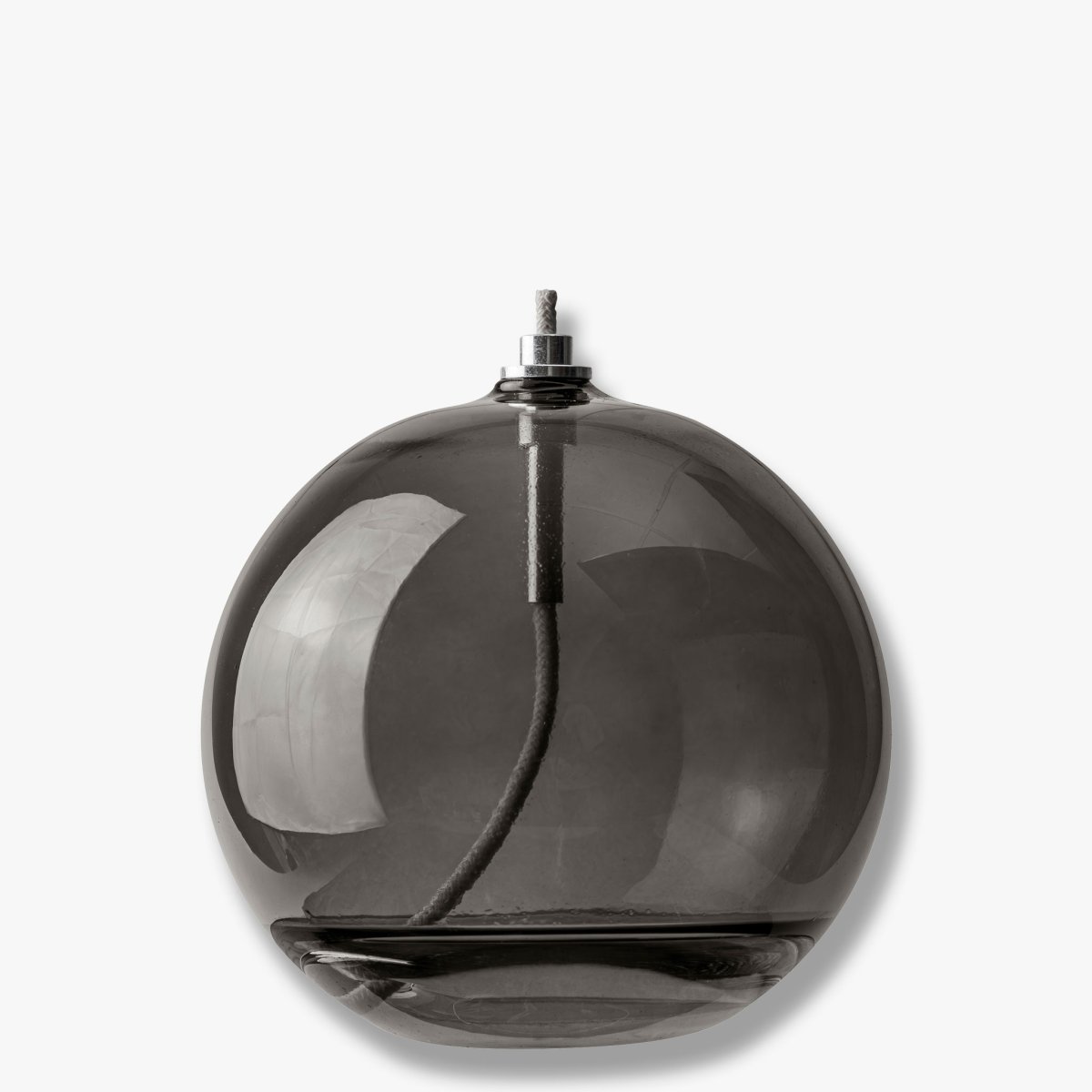 Lámpara De Aceite Aura Grande Color humo De Mette Ditmer - Dess eleganta design och r&ouml;kf&auml;rgade glas sprider ett mjukt, varmt ljus som ger en lugn och mysig k&auml;nsla.