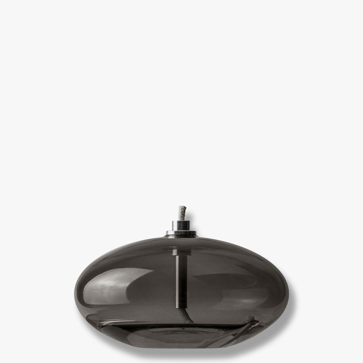 Lámpara De Aceite Aura Pequeño Color humo De Mette Ditmer - Dess eleganta design och r&ouml;kf&auml;rgade glas sprider ett mjukt, varmt ljus som ger en lugn och mysig k&auml;nsla.