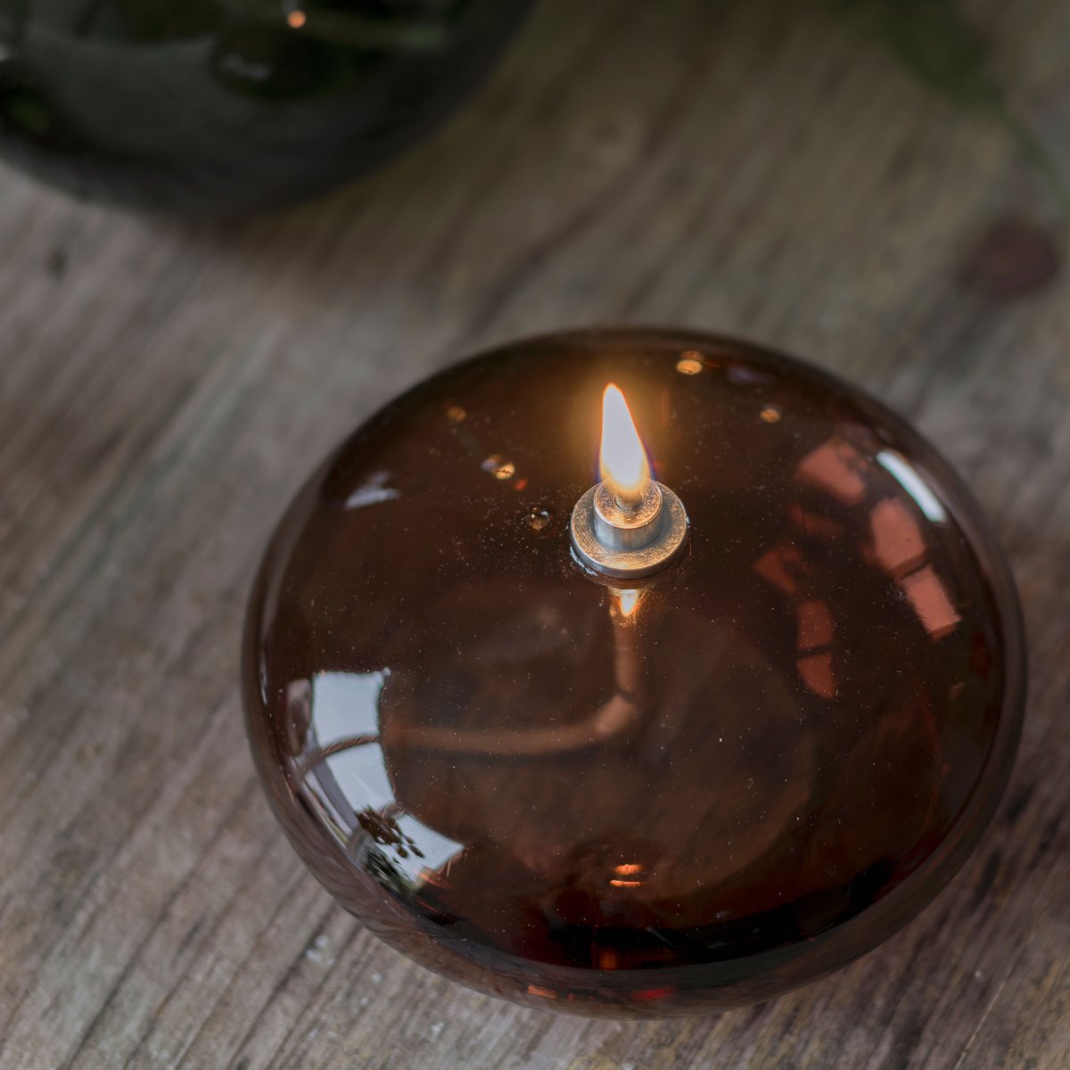 Lámpara De Aceite Aura Pequeño Marrón De Mette Ditmer - Den djupa bruna f&auml;rgen ger en st&auml;mningsfull k&auml;nsla, och n&auml;r l&aring;gan t&auml;nds sprider lampan ett mjukt, varmt ljus som skapar en avkopplande atmosf&auml;r.