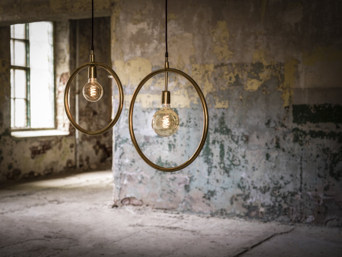 Circle Ø35 Cromo lámpara de ventana De PR Home - Coloque una hermosa y decorativa fuente de luz en la base y contribuya a crear un ambiente acogedor en la habitaci&oacute;n.