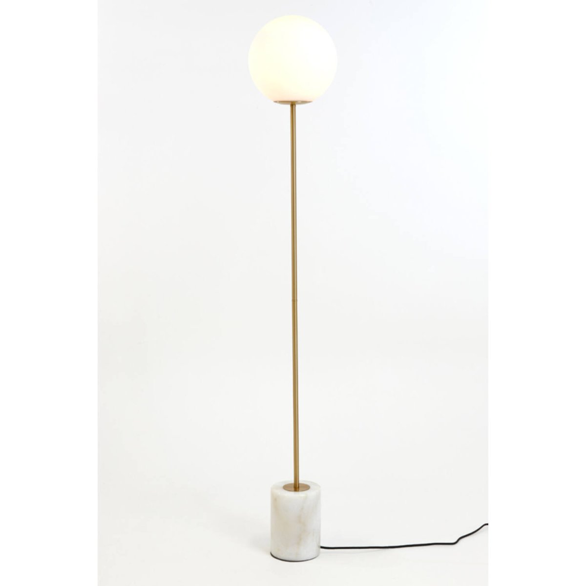 Medina Latón antiguo lámpara de pie De Light & Living - La base de mármol combinada con la base de aluminio con acabado de latón antiguo añade elegancia.